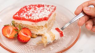 Zapomnij o piekarniku. Wykorzystaj przepis dnia i zrób na deser truskawkową lasagne