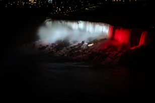 Imponujący widok. Wodospad Niagara podświetlony na biało-czerwono