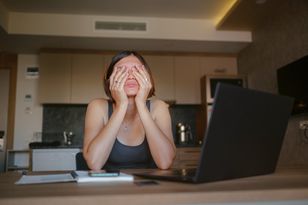 Za dużo złych informacji. Twój mózg sobie nie radzi i ma dobry powód
