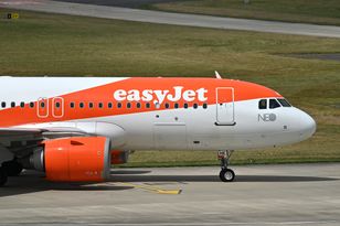 Nietypowe żądanie załogi samolotu easyJet. 6 osób musiało zrezygnować