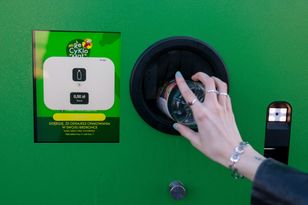 Biedronka nie oddała kaucji. Tak klientka odzyskała pieniądze