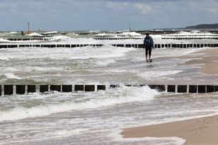 Swimming banned at 66 Baltic Sea beaches due to high waves and rip currents