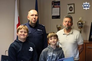 Tysiące złotych na ulicy. Wzorowa postawa dwóch chłopców