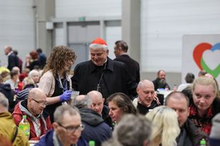 Wyjątkowe śniadanie wielkanocne w Łodzi. Pojawił się tam kard. Krajewski