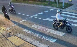 O krok od tragedii. Motocyklista ominął pieszego z dzieckiem