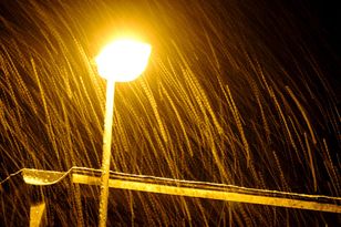 Ciemno, pada, a lampy nie świecą na skrzyżowaniu. Spór o umowę na prąd