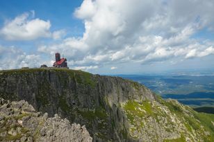 Green trail through Śnieżne Kotły in Karkonosze reopens with new wooden walkways