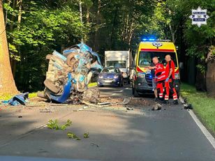 40-latek w ciężkim stanie po uderzeniu w drzewo w Bytomiu