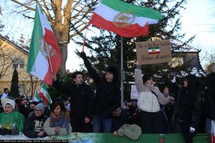 Zerwali irańską flagę. Incydent na budynku ambasady w Berlinie