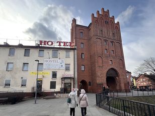 Kultowy hotel na razie zostaje. Trzy miesiące na negocjacje z miastem