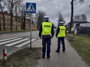 Czy kierowca może ruszyć, jak pieszy jeszcze nie opuścił przejścia? Są trzy pułapki