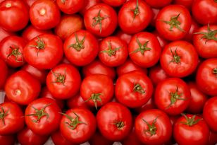 Przebadali pomidory malinowe z dyskontów. Oto tłumaczenie Biedronki