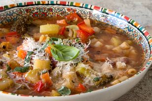 Sardyńska zupa minestrone — sekret stulatków to mieszanka nasion i warzyw