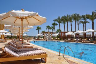 Most Poles condemn towel-on-sunlounger holiday habit, survey finds
