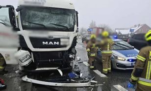 Poważne utrudnienia na zakopiance. Autobus zderzył się z ciężarówką
