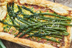 Sprytny sposób na tartę ze szparagami. Każdy kawałek chrupie aż miło