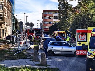 Wypadek w Opolu. Seat wjechał na chodnik, ranna 17-latka