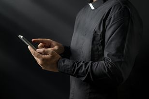 Ksiądz "na telefon". Nowy przywilej duńskich posłów