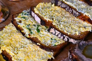 Gospodyni zdradziła, jak robi pastę. Trzy składniki, a wszyscy wracali po dokładkę