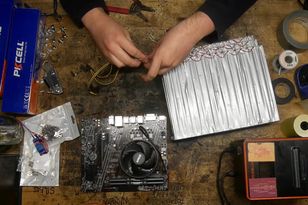 PC Booted on 192 AA Batteries Instead of a Power Supply – And It Worked