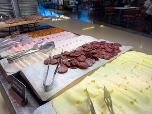 Hotel buffet dangers: expert warns against salads, rice and creamy desserts