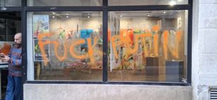 Tam pracuje domniemana córka Putina. Wulgarne napisy na galerii