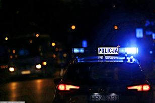 Łomża: krok od tragedii. Policjanci wynieśli seniorkę na rękach