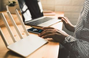 Mikrofalówka, akwarium i TV mogą osłabiać sygnał Wi-Fi w domu