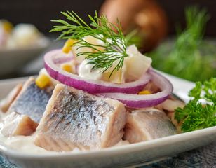 Śledzie proboszcza na święta. Gotowe po nocy w lodówce