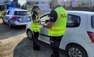 Gaśnica w samochodzie: musisz ją mieć i umieć wskazać. Jest też haczyk
