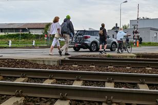 O krok od tragedii. Pijany maszynista ruszył, wózek runął