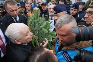 Przepychanki na miesięcznicy. Policja wydała oświadczenie
