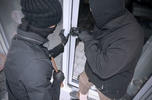 Włamywacze najpierw zaglądają do sypialni — ekspert zdradza, gdzie nie chować pieniędzy