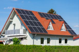 Nachodzą domowników i "kontrolują" panele. Urząd wydał komunikat