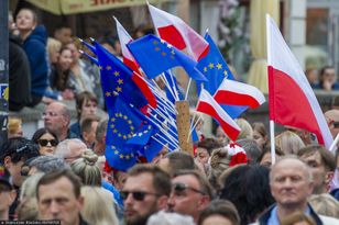 Polacy chcą opuścić Unię Europejską? Jest najnowszy sondaż