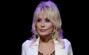Dolly Parton opuściła otwarcie kolejki w Dollywood — lekarz zabronił jej jechać
