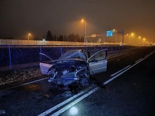 Dachował i staranował ogrodzenie. Trwają poszukiwania kierowcy