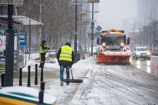 Służby drogowe na ulicach Warszawy. Wieczorem może być niebezpiecznie