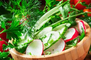 Pęczek ostrych listków wrzucam do surówki. Wzmacnia odporność i jest dostępny tylko wiosną