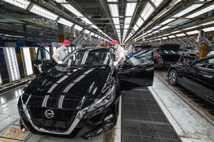 Problemy Nissana. Firma wzywa tysiące użytkowników aut do serwisów