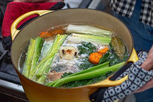 Do rosołu dodaję zawsze tylko 2 sztuki. Zupa ma głęboki smak i nie potrzebuje sztucznych przypraw