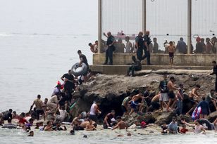 Dramatyczne wideo z plaży w Ceucie — migranci giną próbując dopłynąć do brzegu