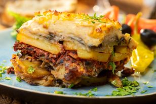 Na składniki nie wydasz fortuny, a nakarmisz całą rodzinę. Bułgarska zapiekanka z mięsną wkładką