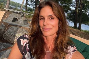 Cindy Crawford i Kaia Gerber w bliźniaczych stylizacjach na ślubie Taylor Swift