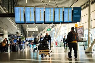 Pogoda paraliżuje Schiphol: Setki lotów wstrzymanych w Amsterdamie