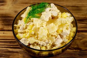 Na wizytę księdza teściowa robi sałatkę z kurczakiem siostry Anastazji. Tak pyszna, iż przepis krąży po całej parafii