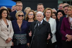 Kaczyński oskarża na miesięcznicy. "Obecna władza jest na tym froncie"