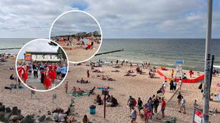 Tłumy turystów w Mielnie mimo wietrznej pogody i 22°C