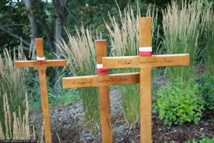 Drewniane krzyże zniszczone. Zarząd Zieleni odpowiada IPN