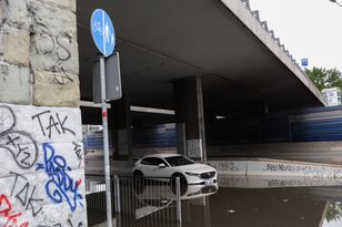 Zalane auto po ulewie. Jak ograniczyć szkody i co robić dalej